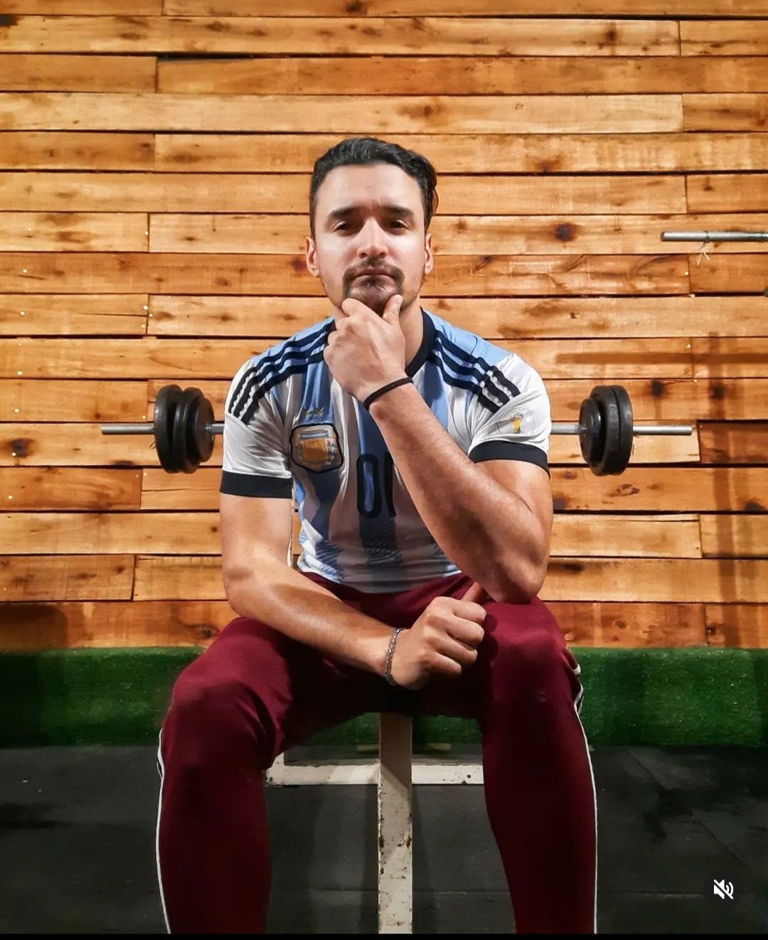 Entrenador personal Nestor Rinaldi orientado en musculación.