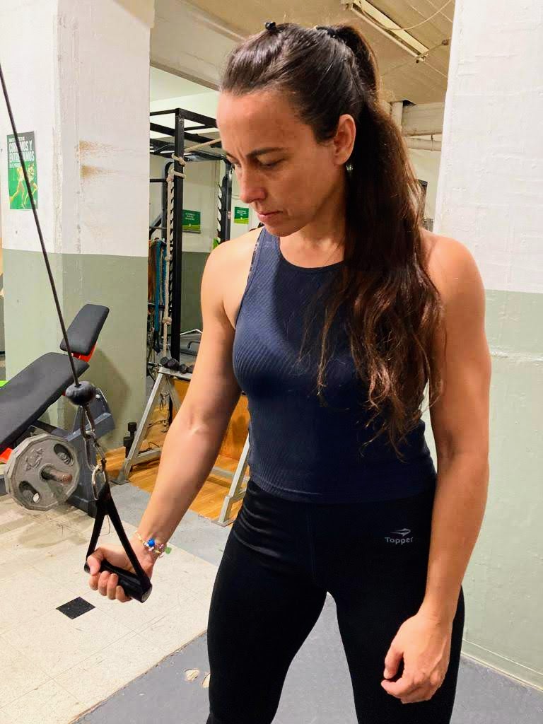 Fernanda Ceballos Entrenadora Personal Online. Trabaja tu cuerpo de manera progresiva con Peso Libre, Hiit, Functional.